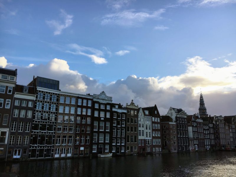 アムステルダム運河沿いの美しい家並み