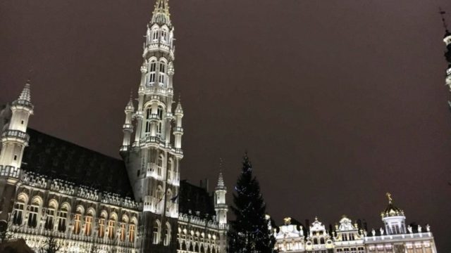 ベルギーのグランプラスにある市役所のライトアップ
