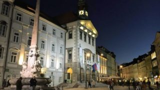 リュブリャナの噴水と地区庁舎前の広場ライトアップ