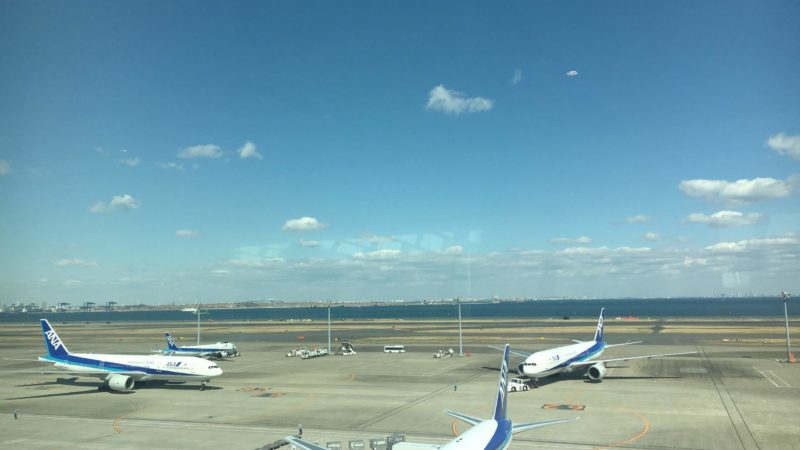 羽田空港第2ターミナルの展望デッキから見える飛行機