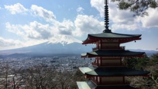 新倉山浅間公園の五重塔越しの富士山